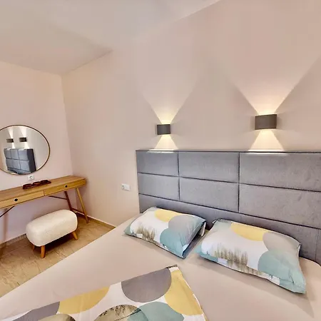 Vibes Flat 4 You, Sunny